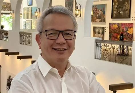 Veteran showbiz reporter Mario Dumaual dies at 64 .